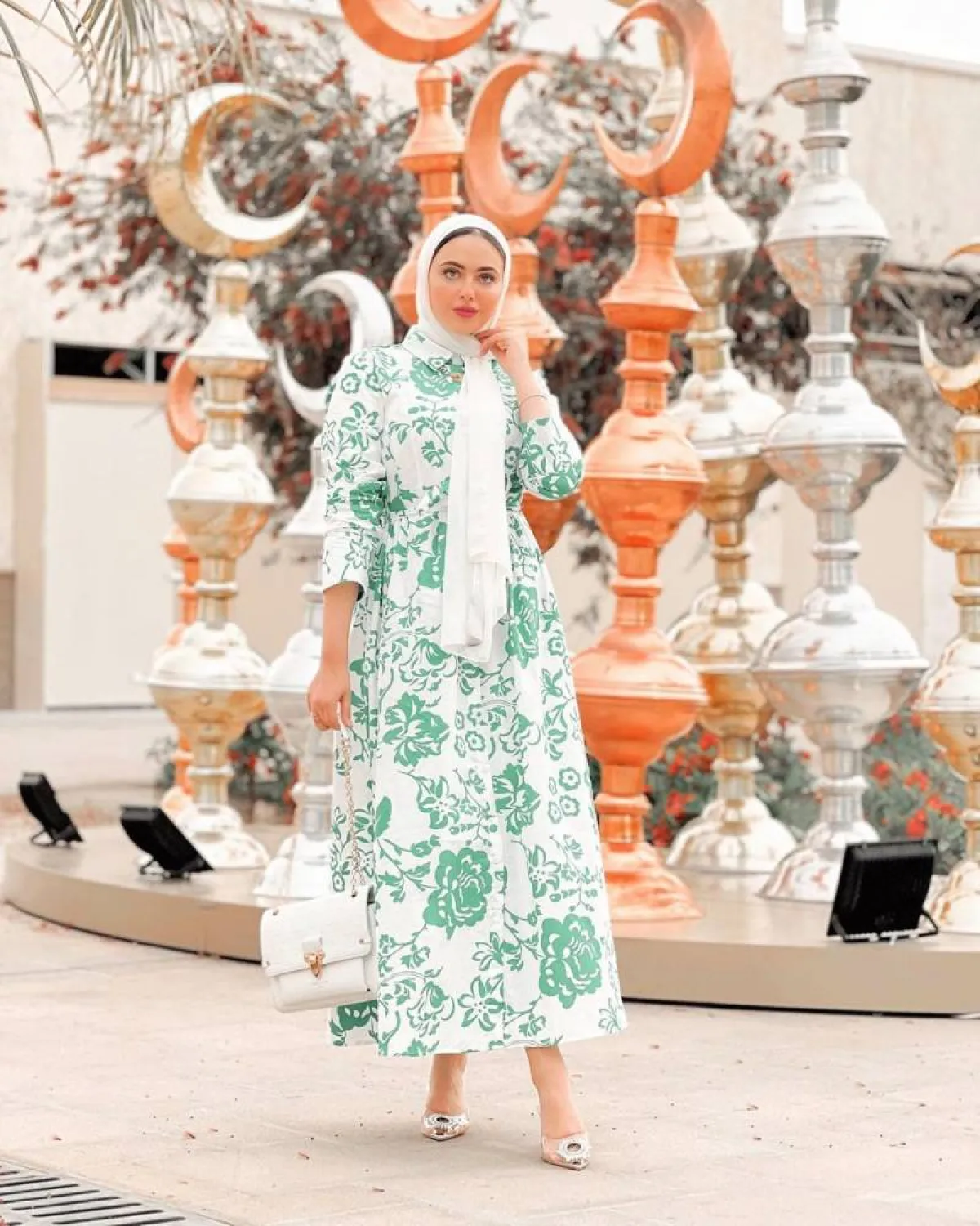 مريم حسن بفستان أبيض ماكسي مطبع بورود خضراء
