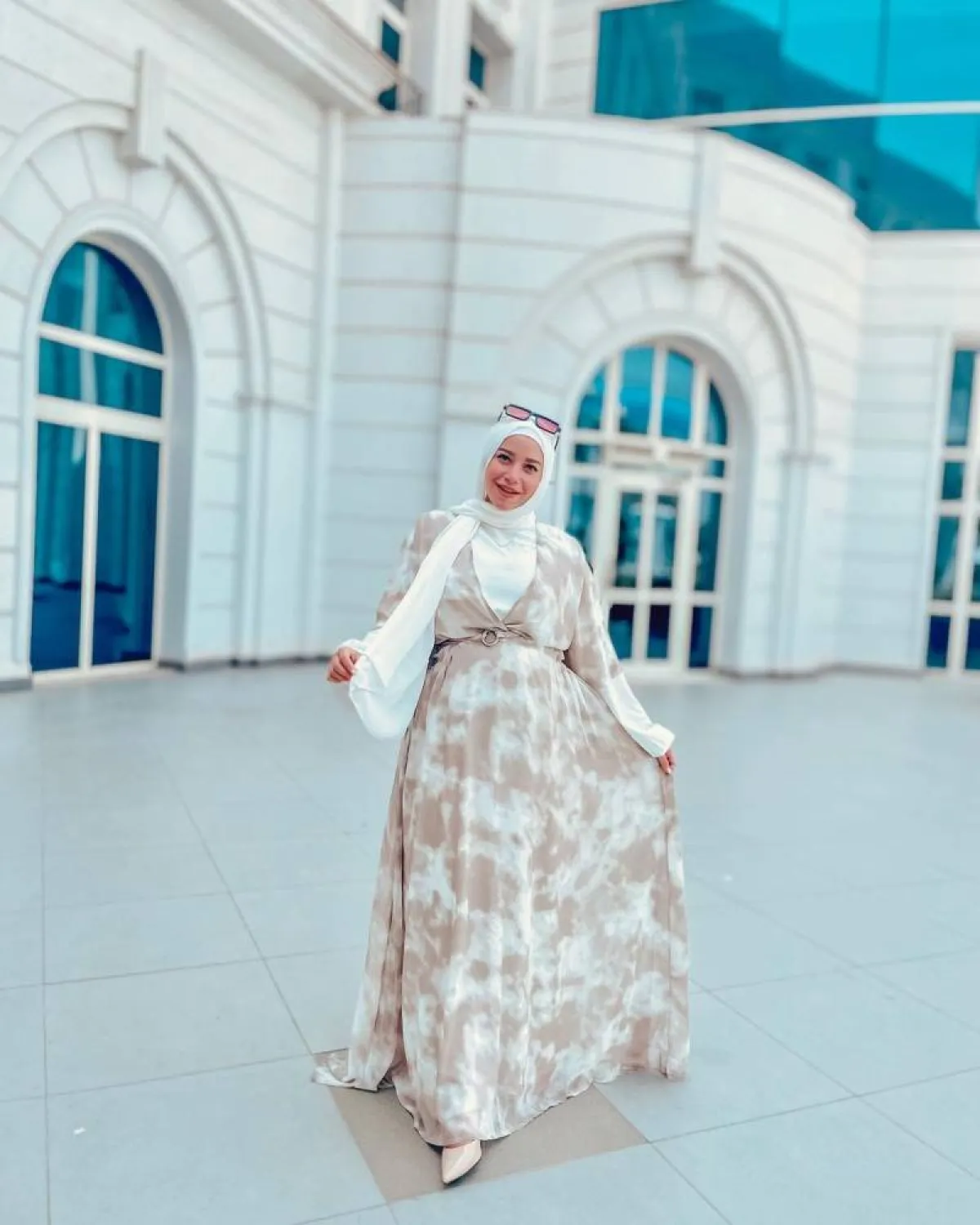 مريم سيف بفستان بيج باستيل مع إيشارب أبيض