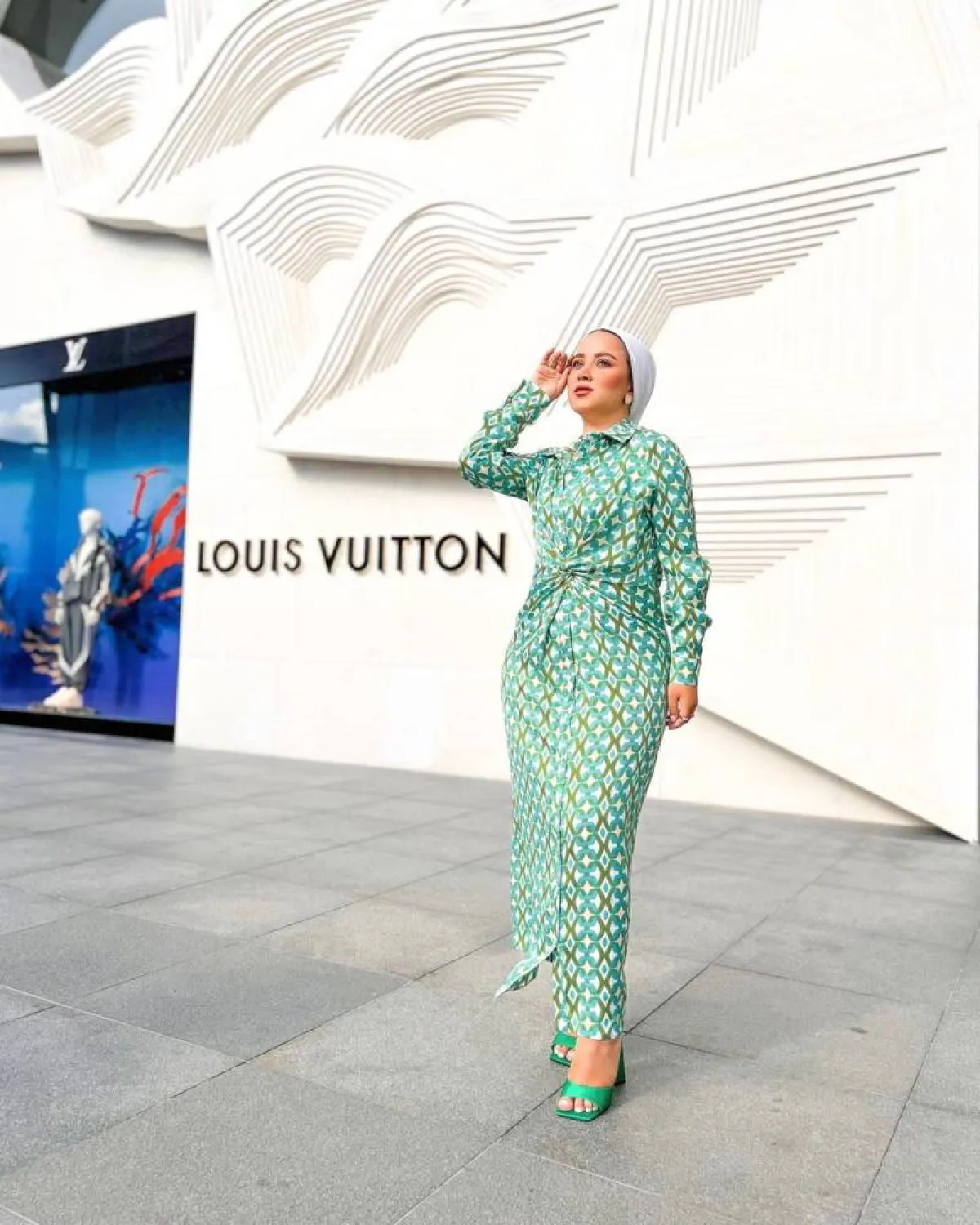 بطوطة نصر بفستان ماكسي أخضر مع توربان أبيض