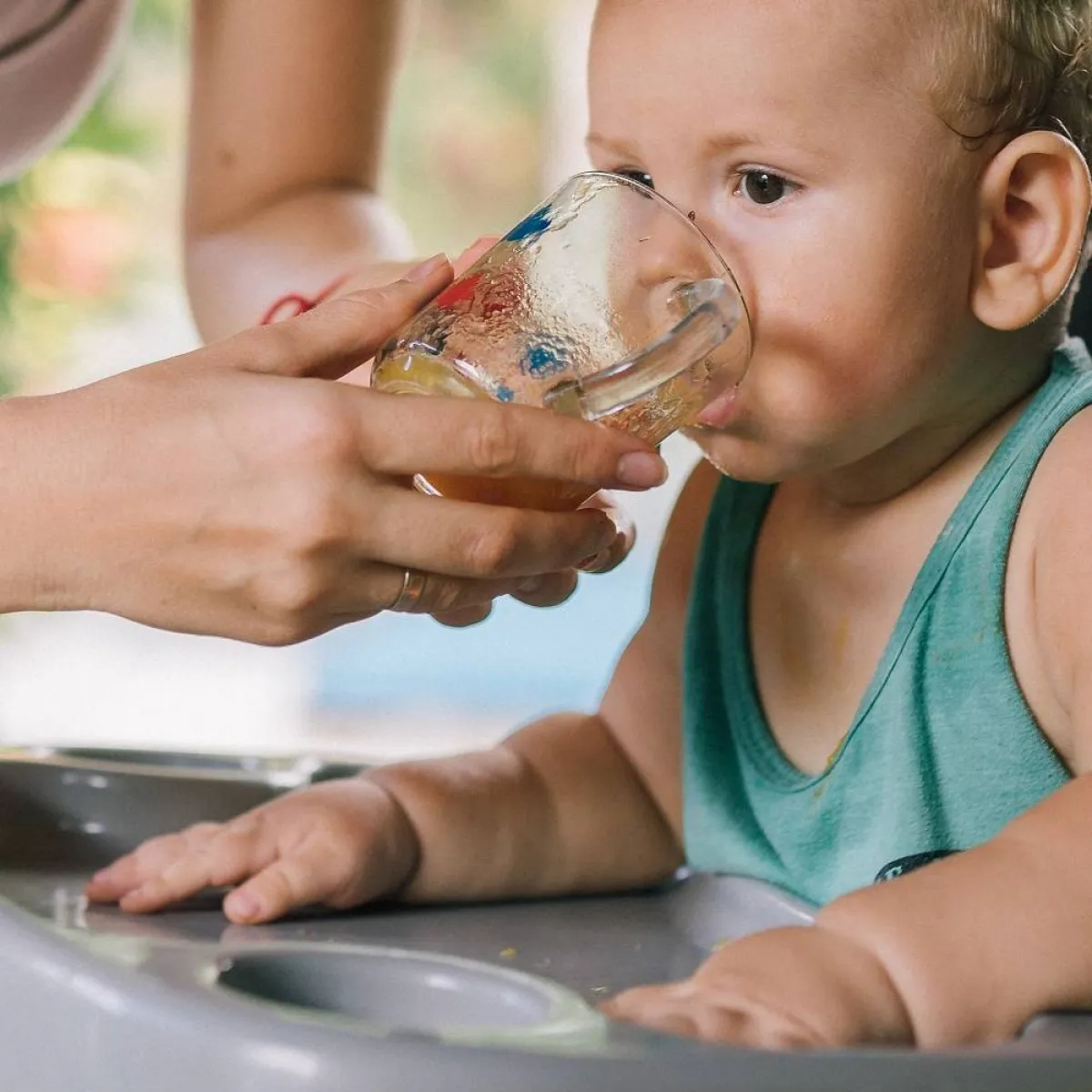 صورة لطفل يشرب ماءً