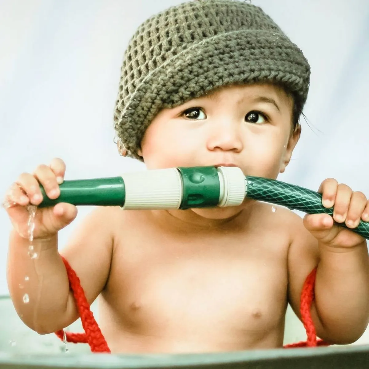 صورة لطفل يستحم