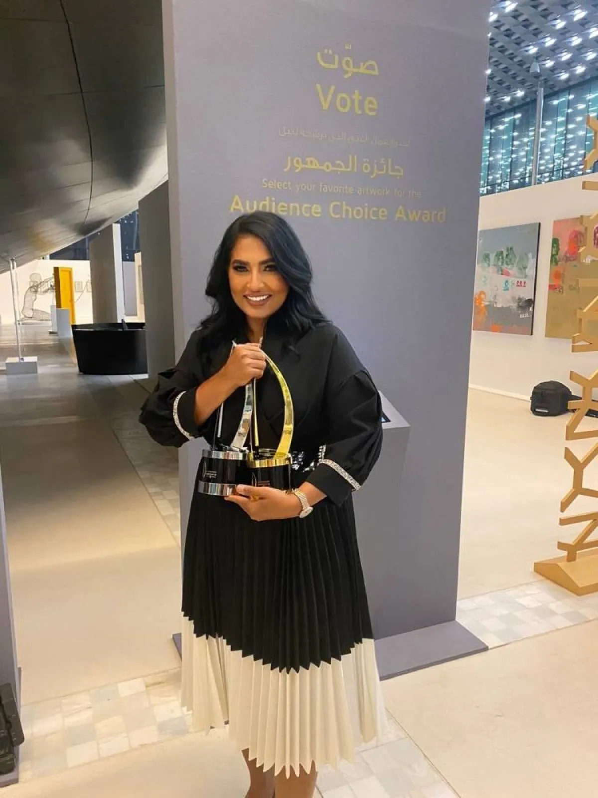 إيناس يعقوب مع جائزتي الشراع - الصورة من حسابها على تويتر