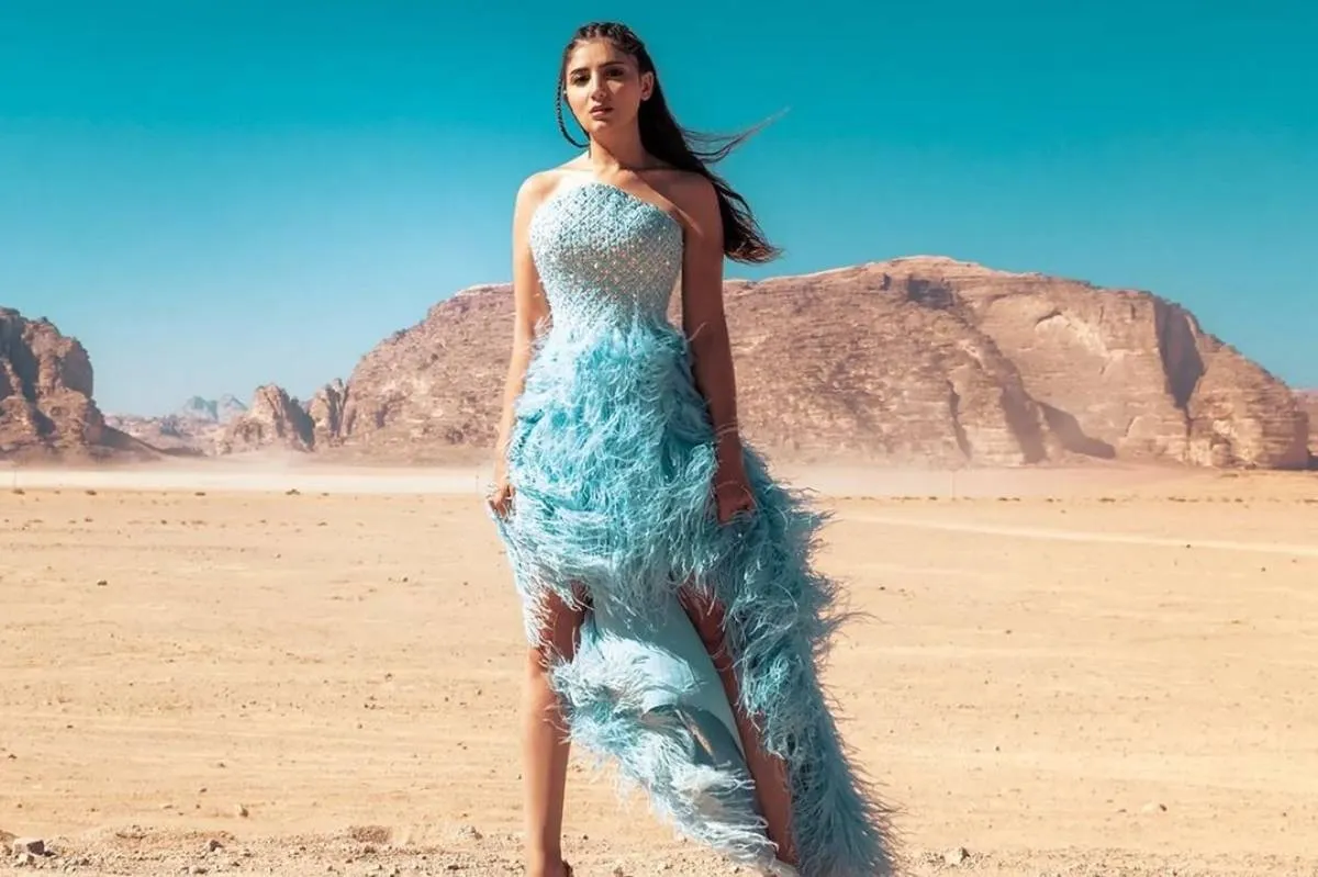 مي عمر بفستان فاخر