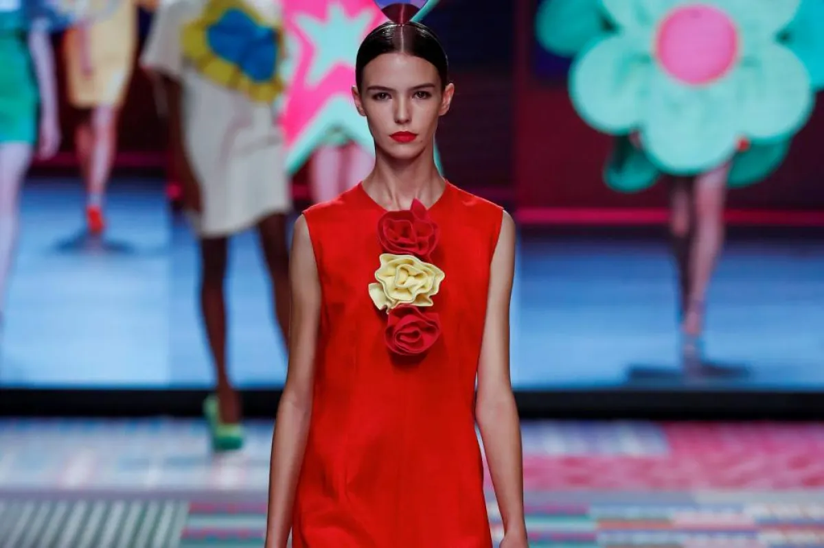 إطلالة مونوكروم من أجاثا رويز دي لا برادا  Agatha Ruiz De La Prada