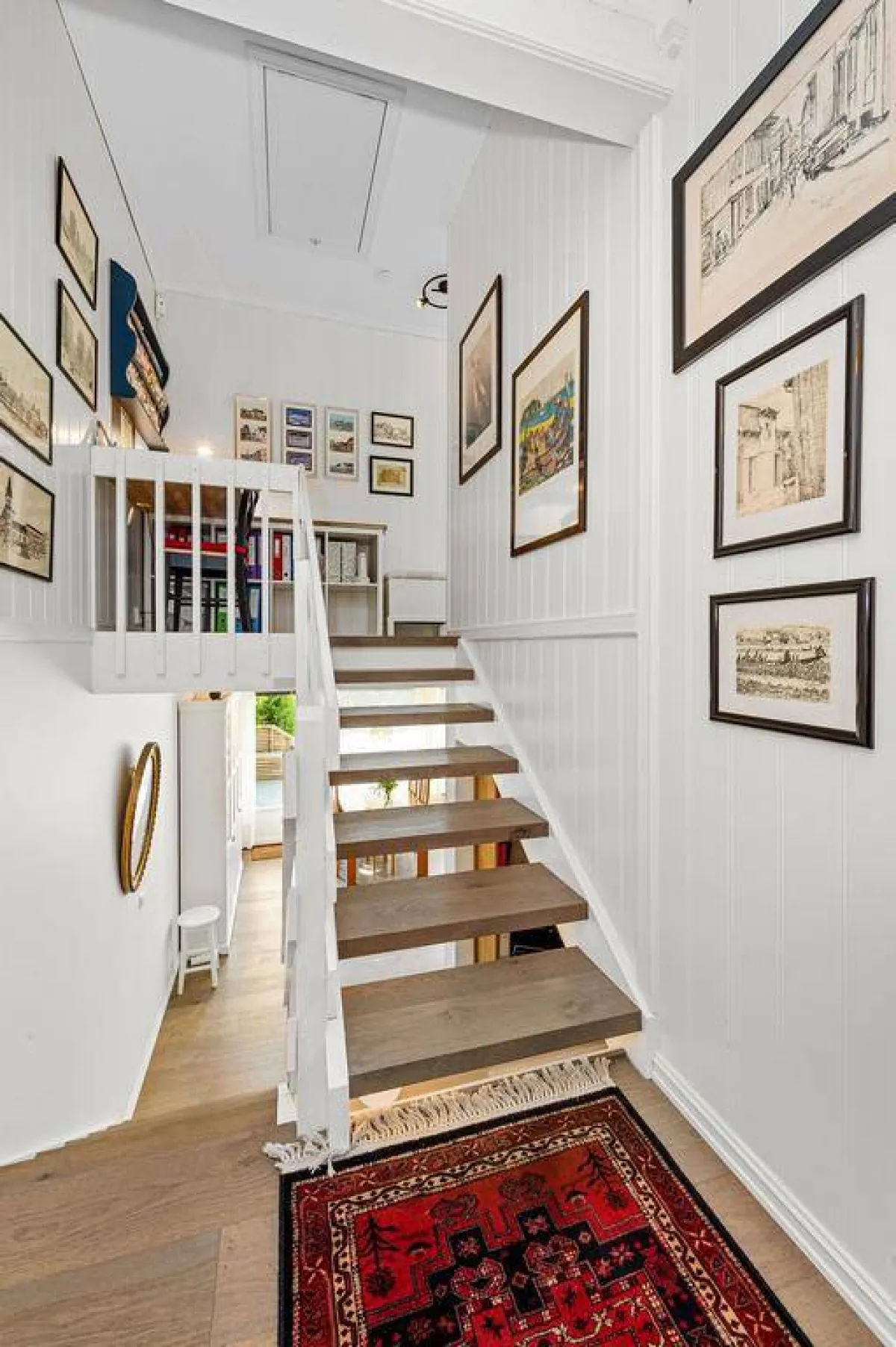 اللوحات على جدران الدرج الضيّق