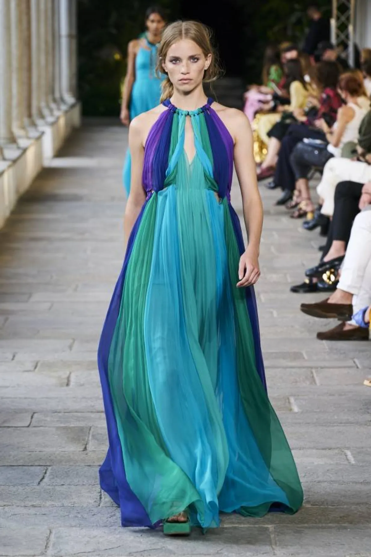 فستان يلتف حول العنق من البيرتا فيريتي