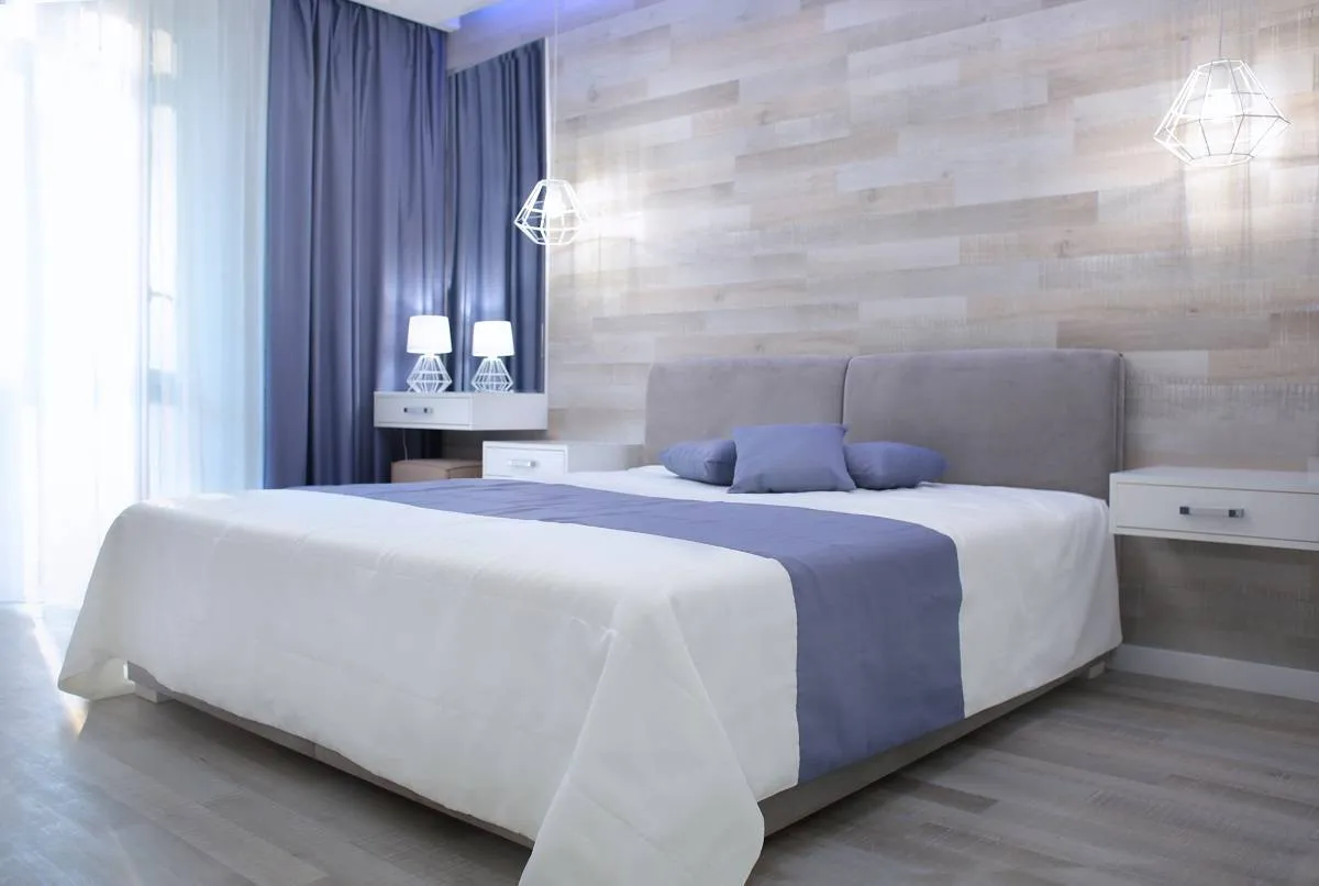 الأزرق والأبيض لونان مفضّلان لغرف النوم "المودرن" 
