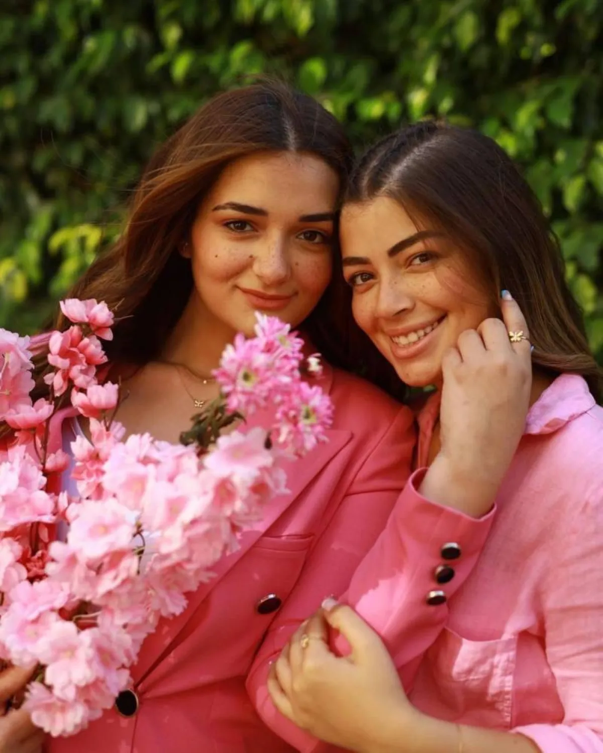 ملك أحمد زاهر وشقيقتها ليلى  - الصورة من حسابها على انستغرام