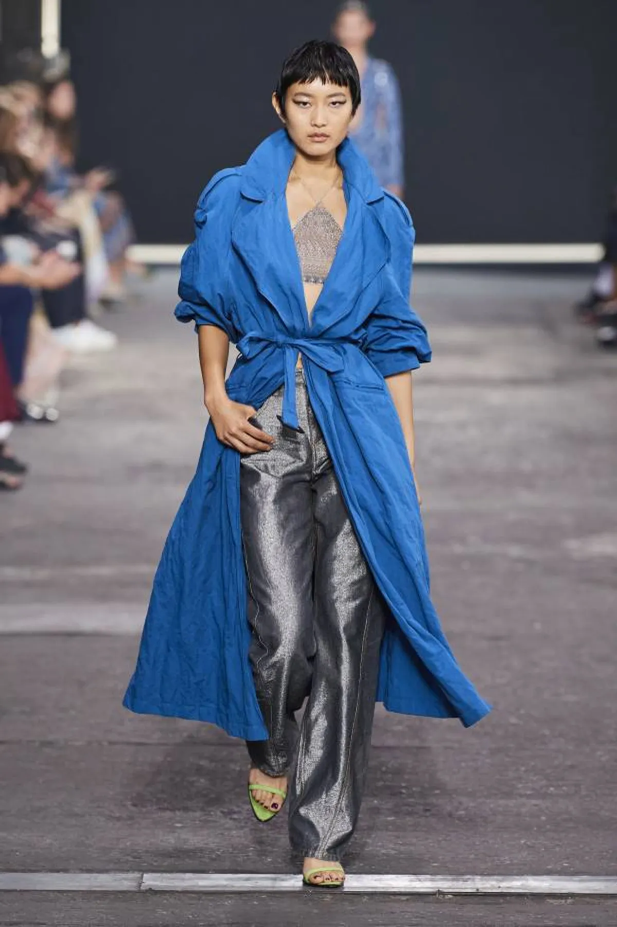 معطف ازرق مع سروال فضي من ميسوني