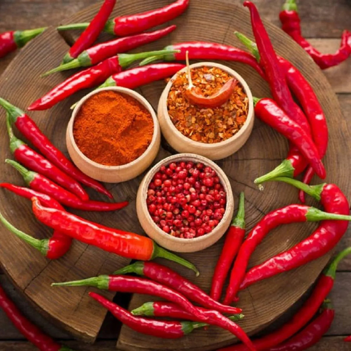 صورة لعدد من قرون الفلفل الأحمر