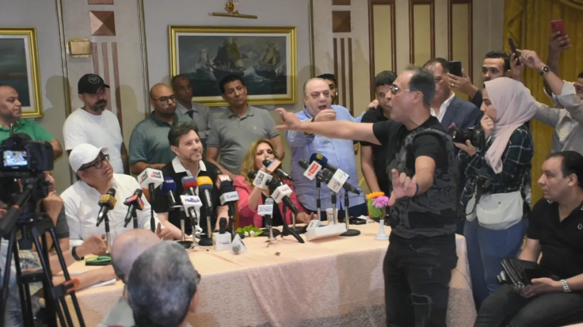 هاني شاكر وأعضاء النقابة وسط اعتراض من سعيد الأرتيست - تصوير محمد عربي خاص سيدتي