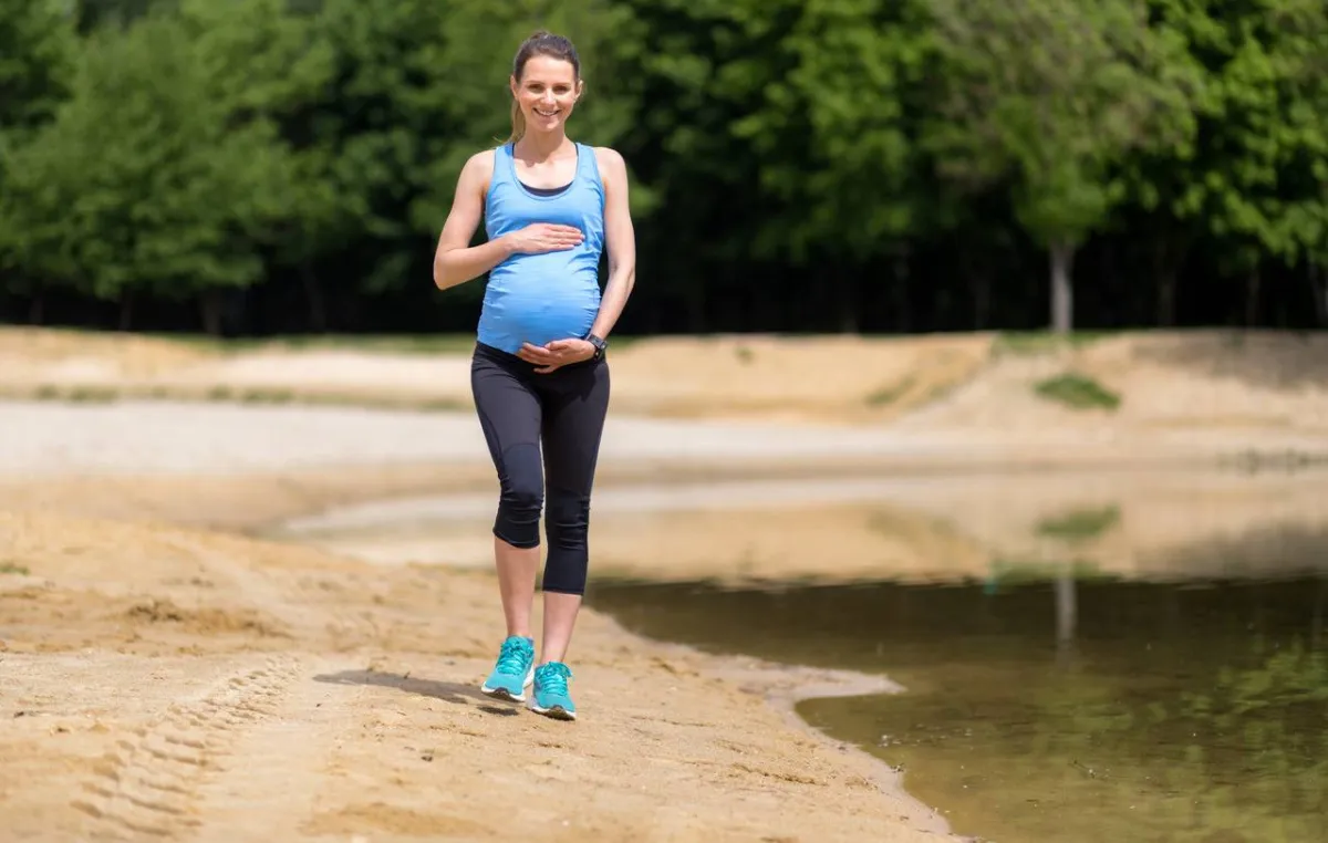 صورة حامل تمارس رياضة المشي