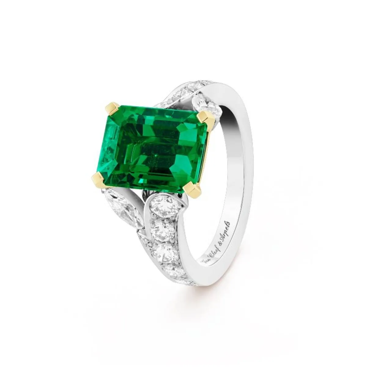 خاتم مرصوف بالألماس والزمرد من فان كليف آند أربلز Van Cleef & Arpels