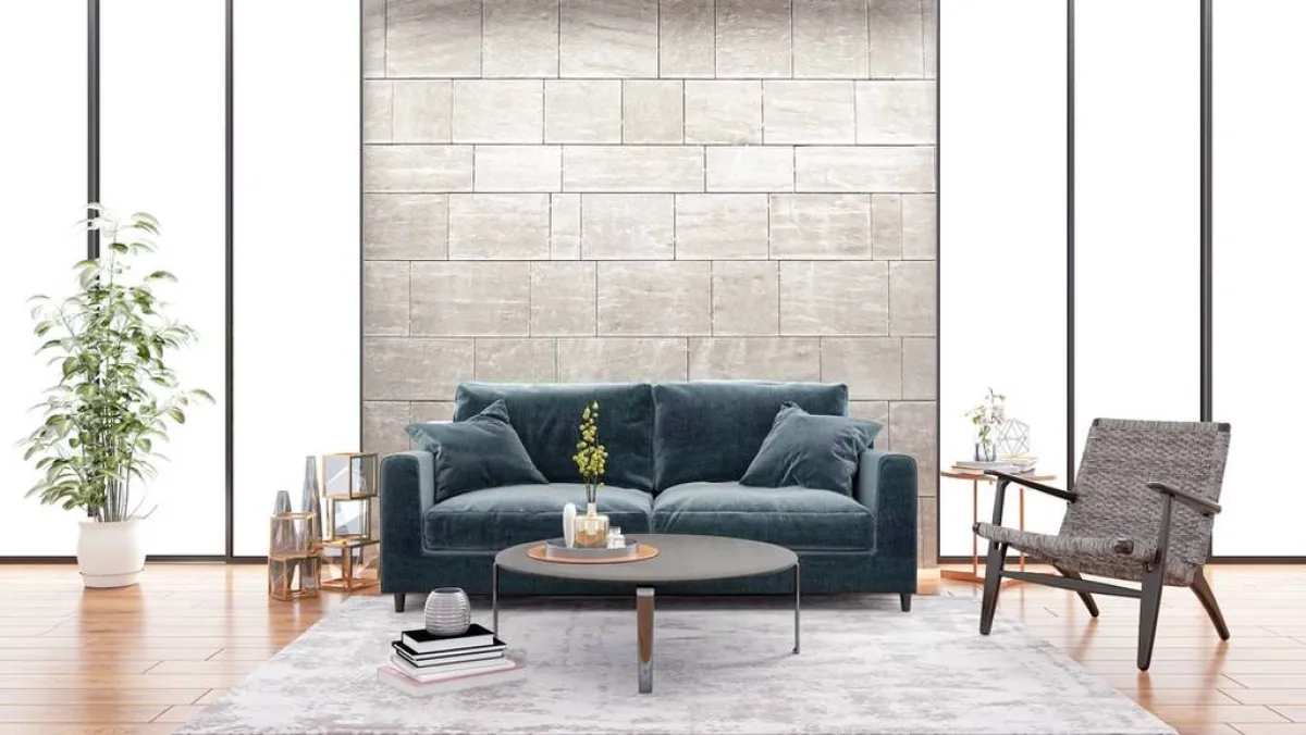 الجدار الرئيس في صالة الاستقبال مكسوّ بالسيراميك