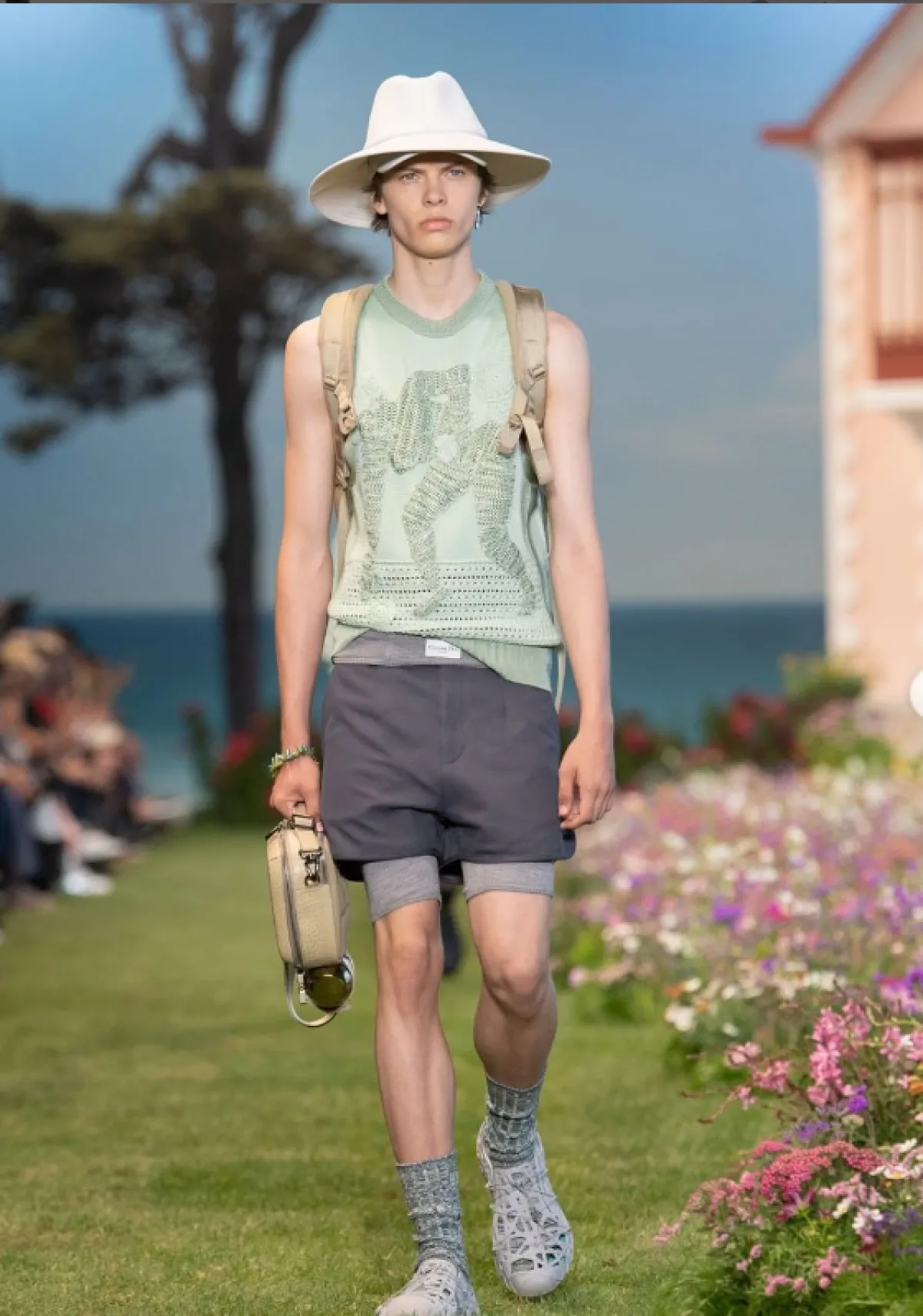 شورت من ديور مع بلوزة لاميه لصيف 2023