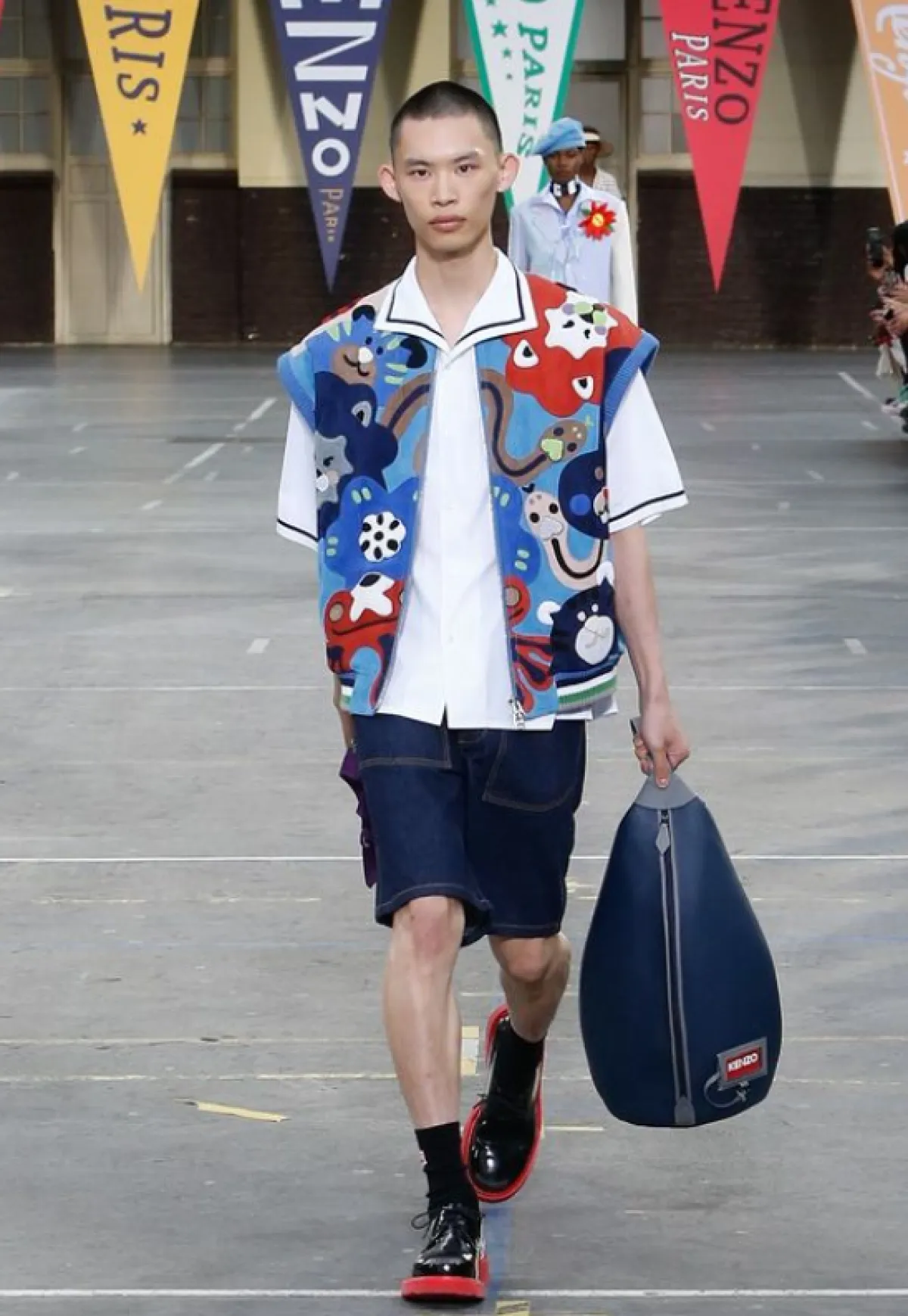 جيليه مفتوح من كنزو مع شورت بيرمودا 