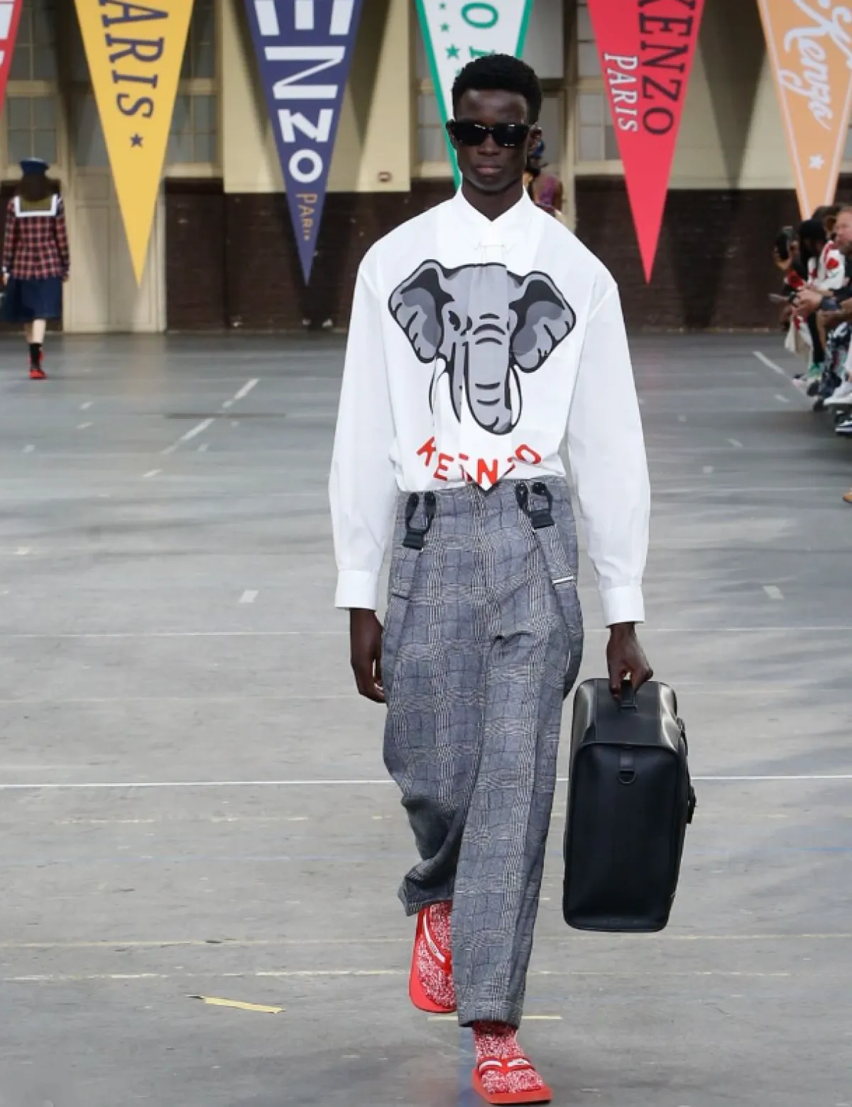 بلوزة بيضاء وسروال  رمادي من كنزو لصيف 2023