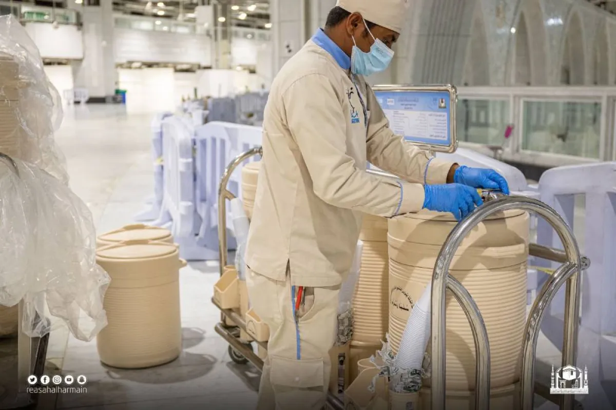 (25000) حافظة ماء زمزم موزعة في المسجد الحرام وساحاته لاستقبال حجاج بيت الله الحرام