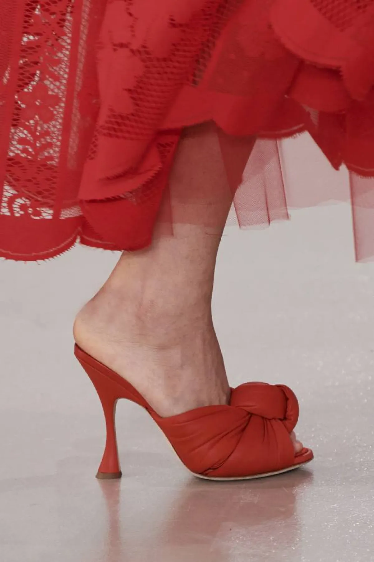 موديلات صنادل باللون الأحمر