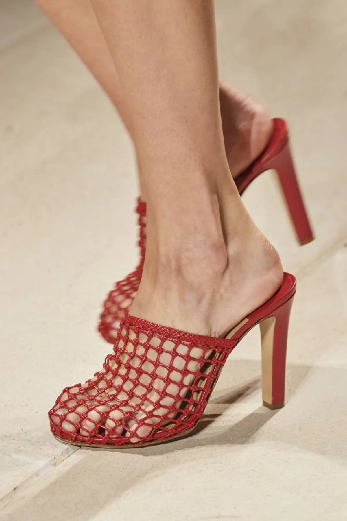 موديلات صنادل باللون الأحمر