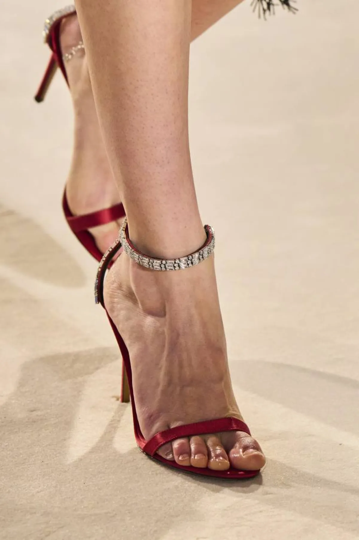 موديلات صنادل باللون الأحمر