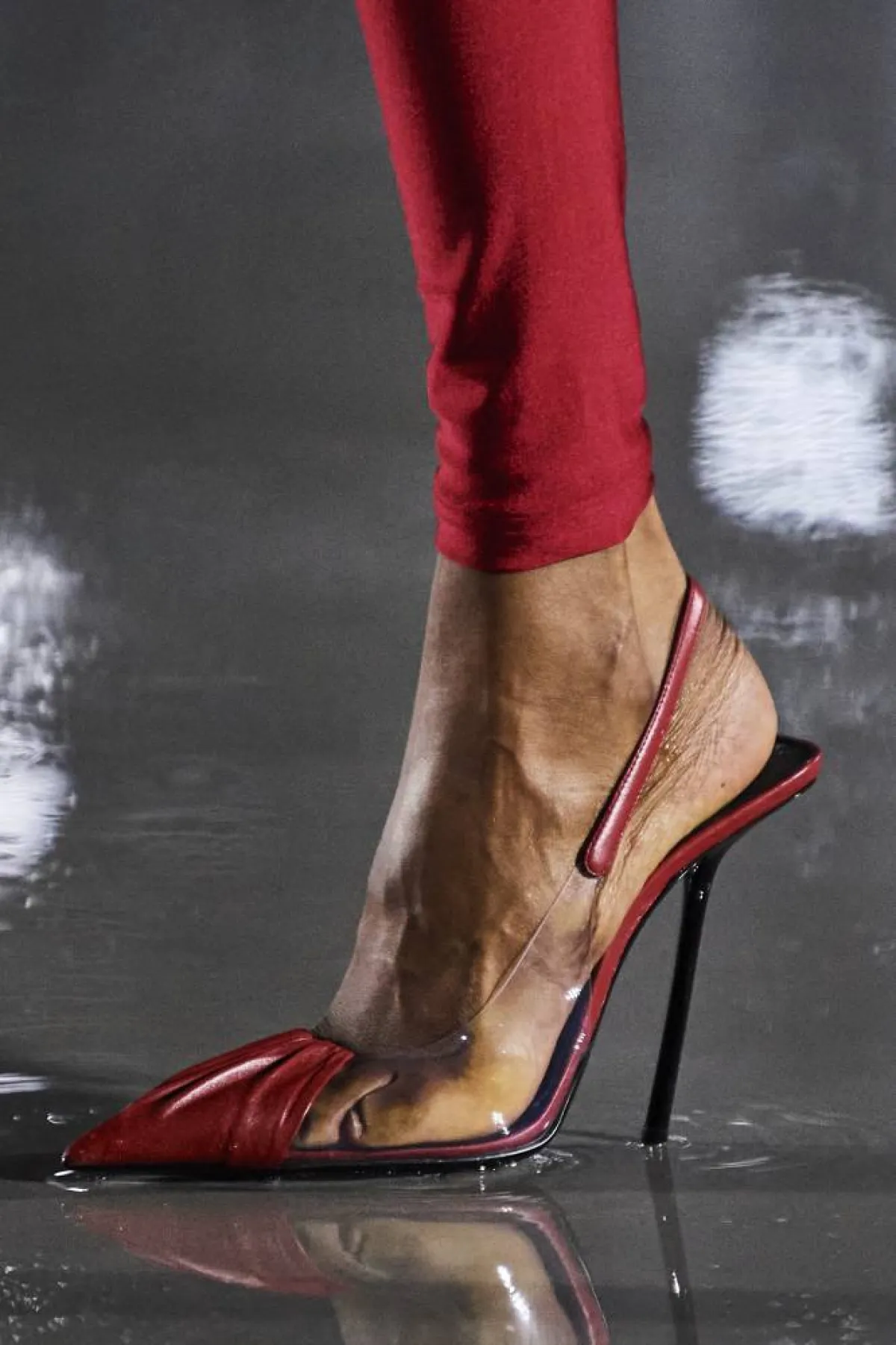 موديلات صنادل باللون الأحمر