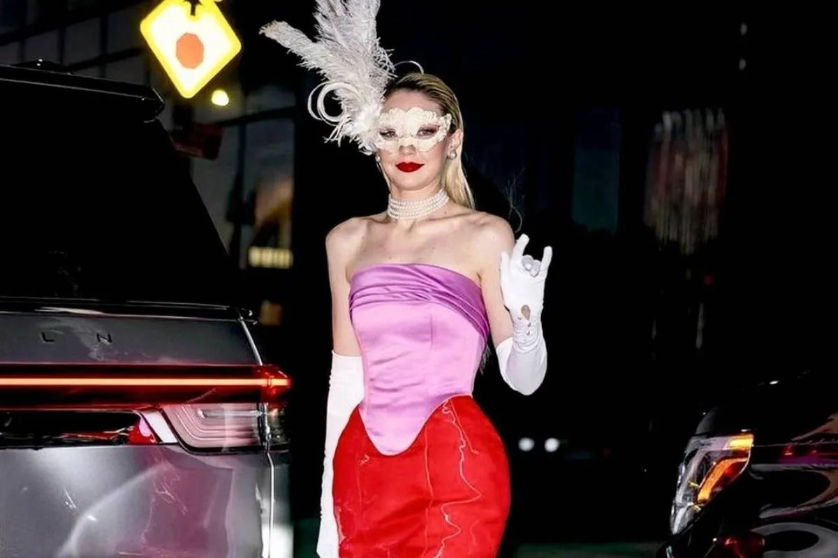 إطلالة جيجي حديد باللاتيكس- الصورة من حساب دار Sohee