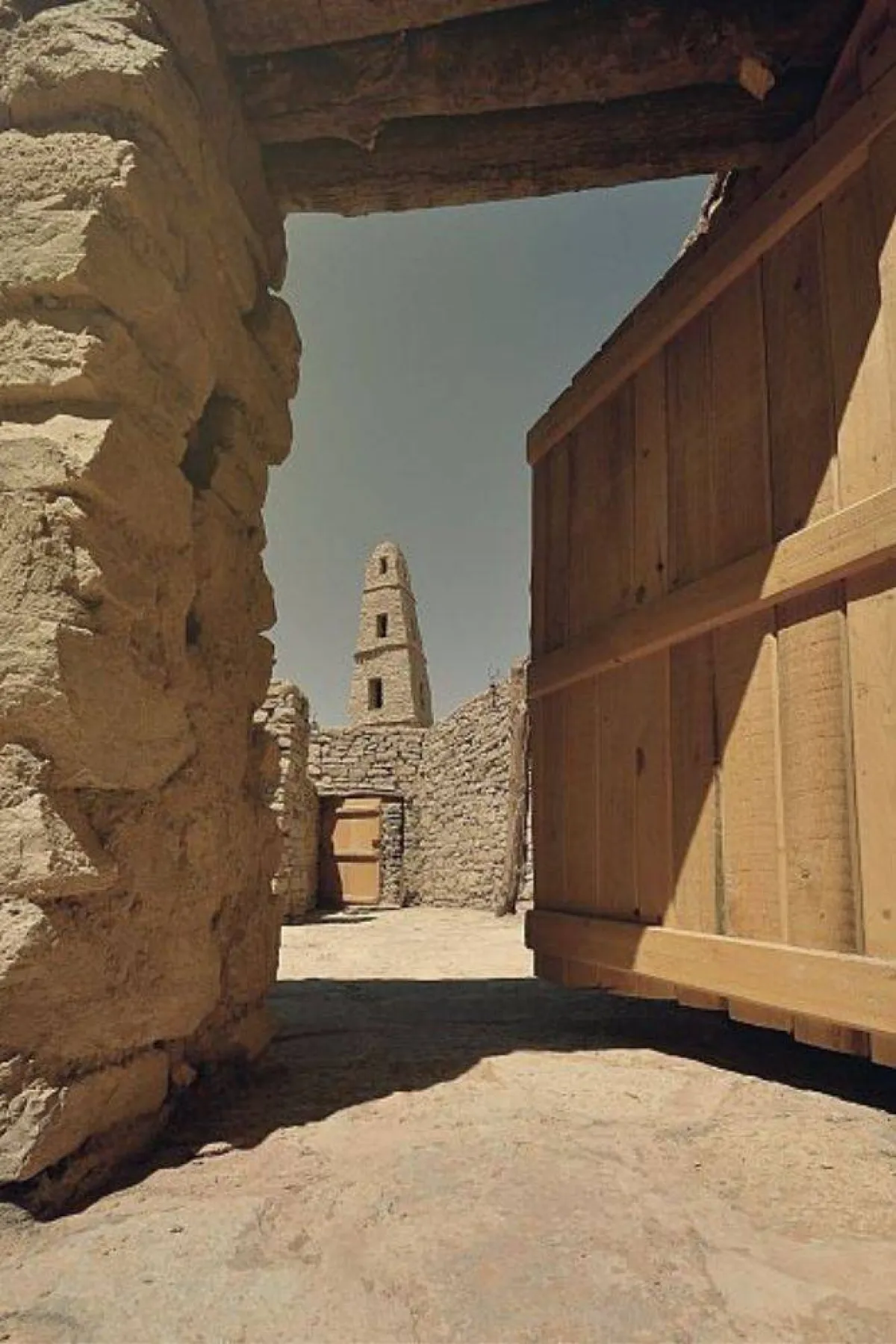 تظهر الصورة مدخل مسجد عمر بن الخطاب مصدر الصورة وكالة الأنباء السعودية واس