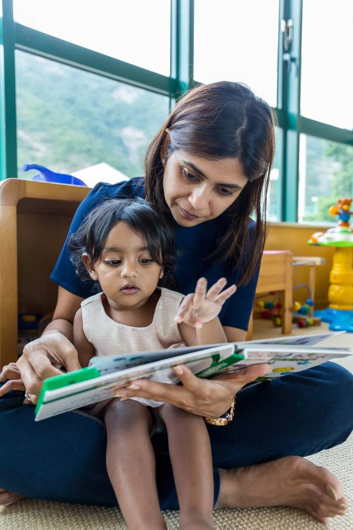 صورة عن قراءة قصص العيد