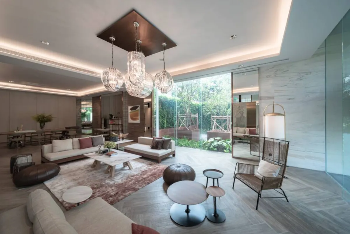 الفخامة تتجلّى في أعمال الديكور الظاهرة على الجدران والسقف