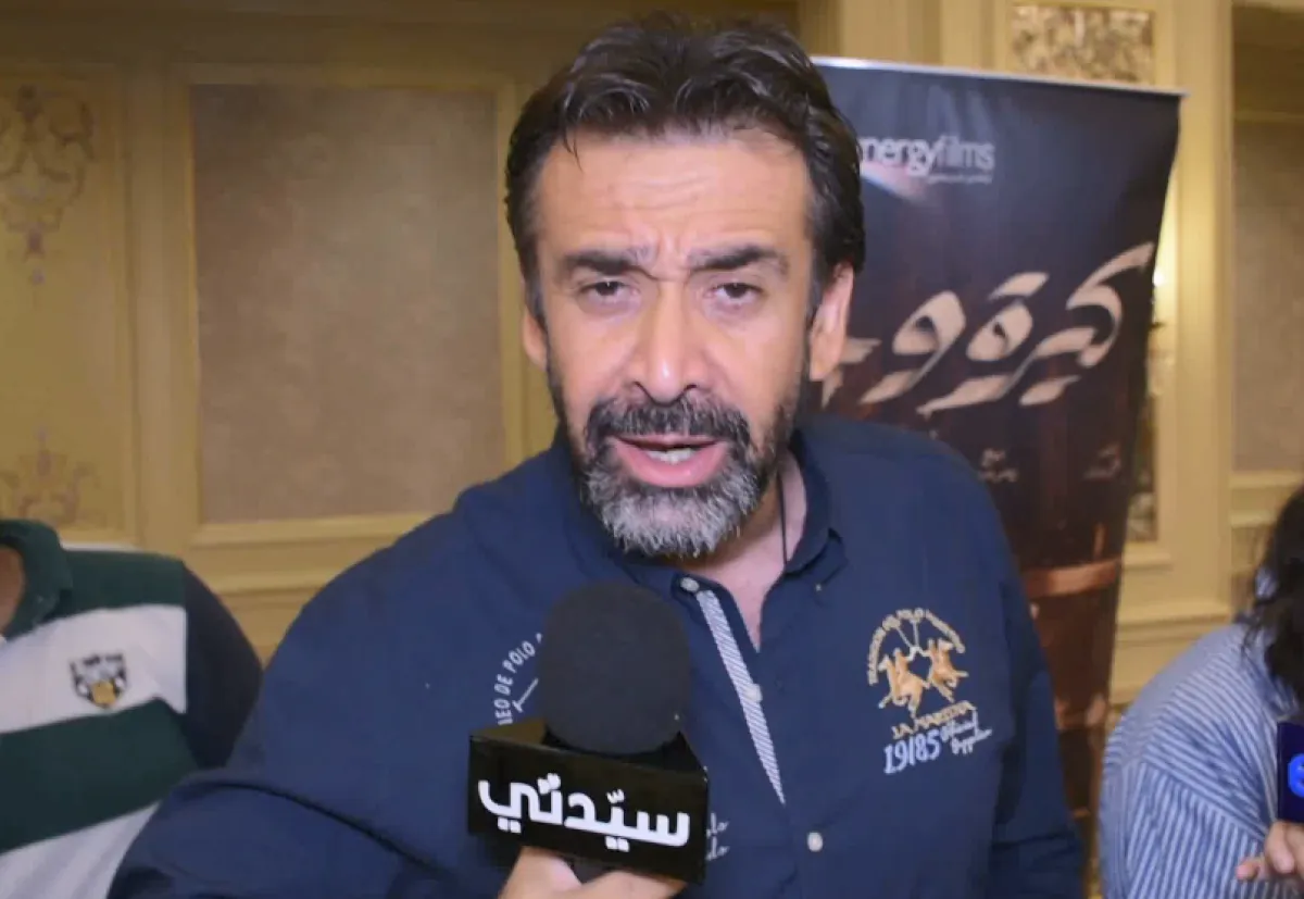 كريم عبد العزيز خلال المقابلة التي أجرتها معه "سيدتي" - تصوير محمد عربي - خاص "سيدتي"
