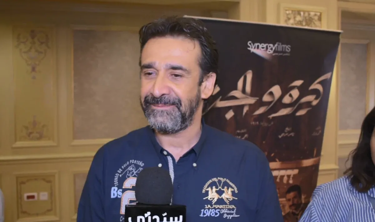 كريم عبد العزيز خلال المقابلة التي أجرتها معه "سيدتي" - تصوير محمد عربي - خاص "سيدتي"