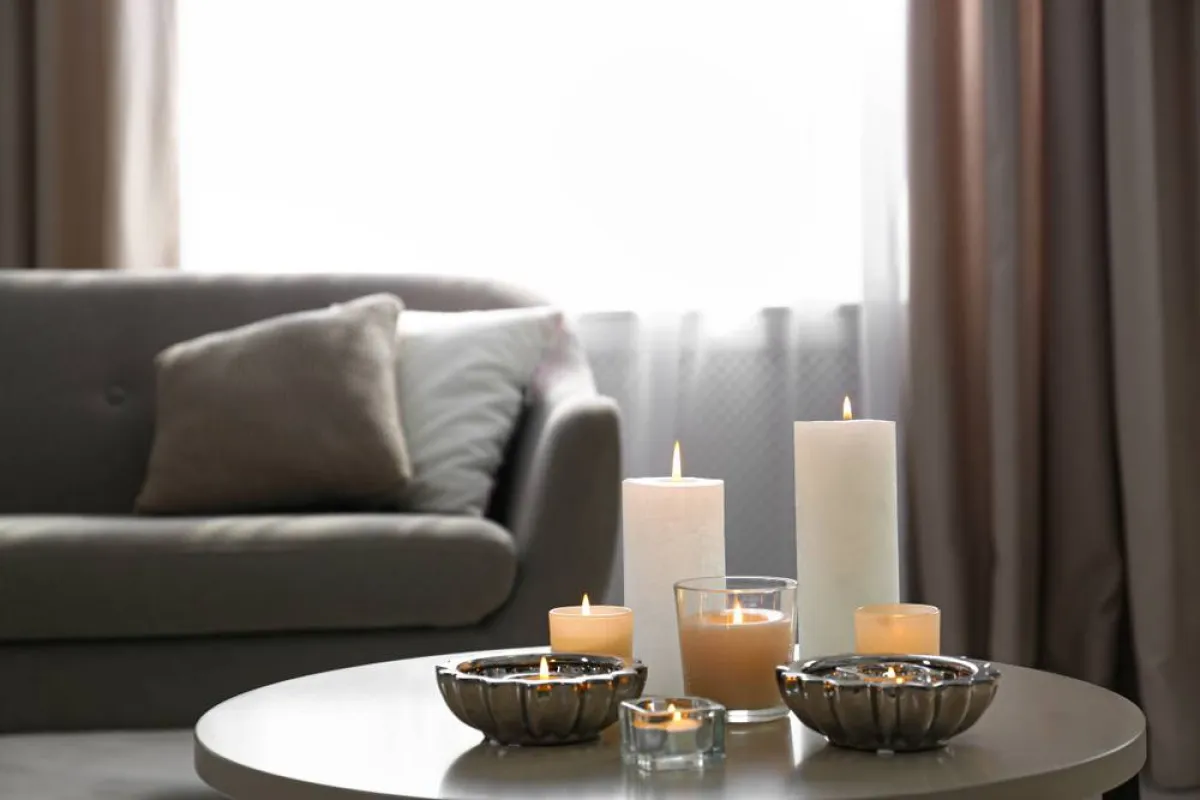 الإضاءة الخافتة تشيع جوًّا رومانسيُّا في المساحات الداخليّة