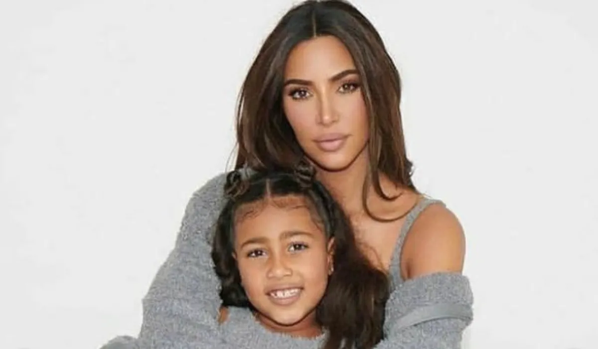 كيم كارداشيان مع ابنتها 