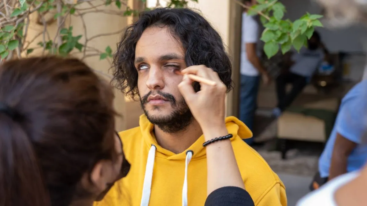  دالين عبدالإله وهي تضع المكياج لاحد الفنانين