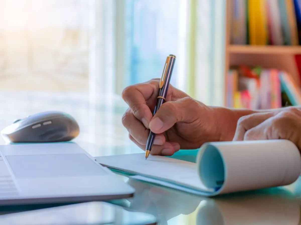 وافق العامل أولاً على زيارة البنك الذي يتعامل معه ليرد المبلغ الزائد