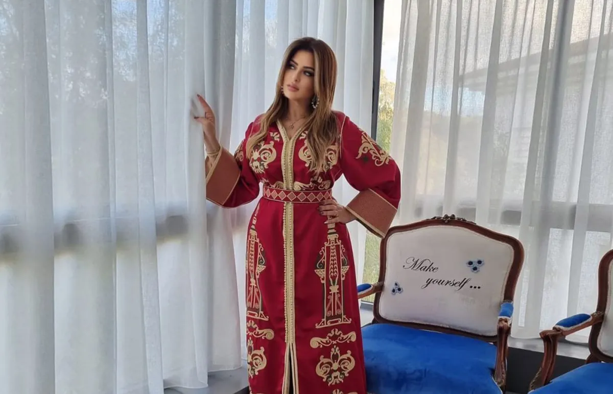 امال صقر بقفطان مطرز