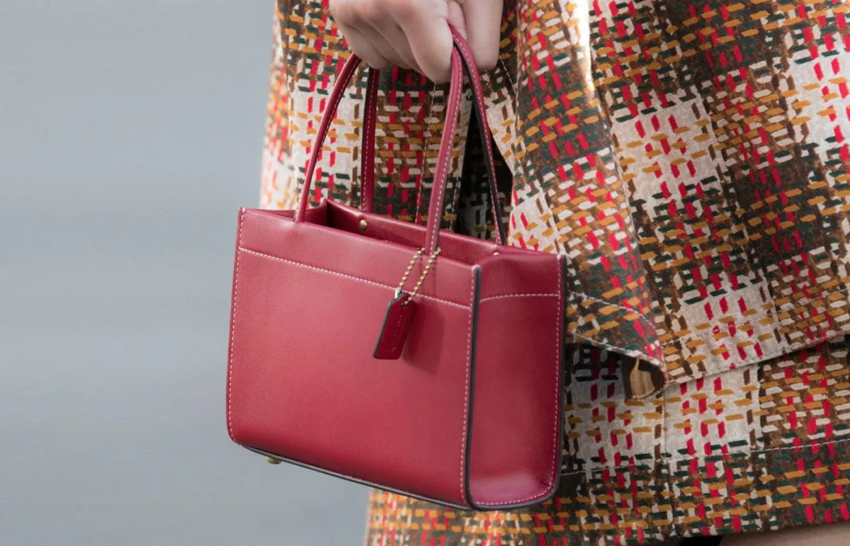 حقيبة صغيرة باللون البوردو من كوتش Coach 