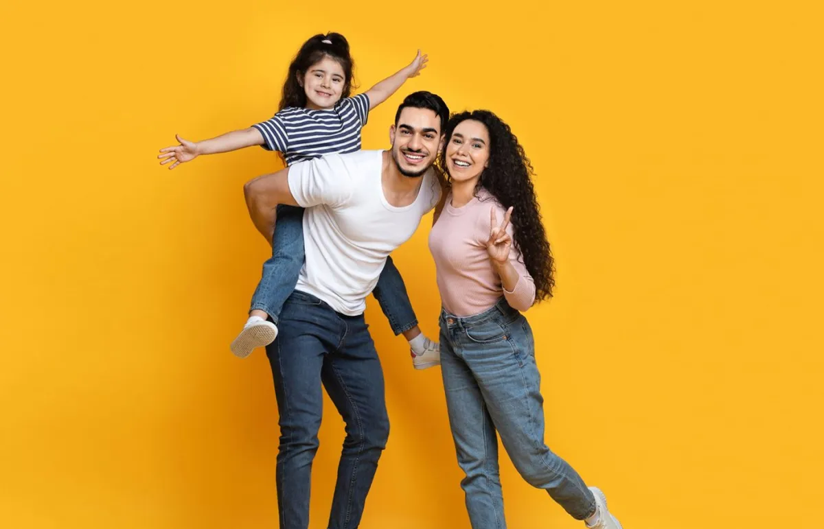 العائلة السعيدة قوامها الأب والأم