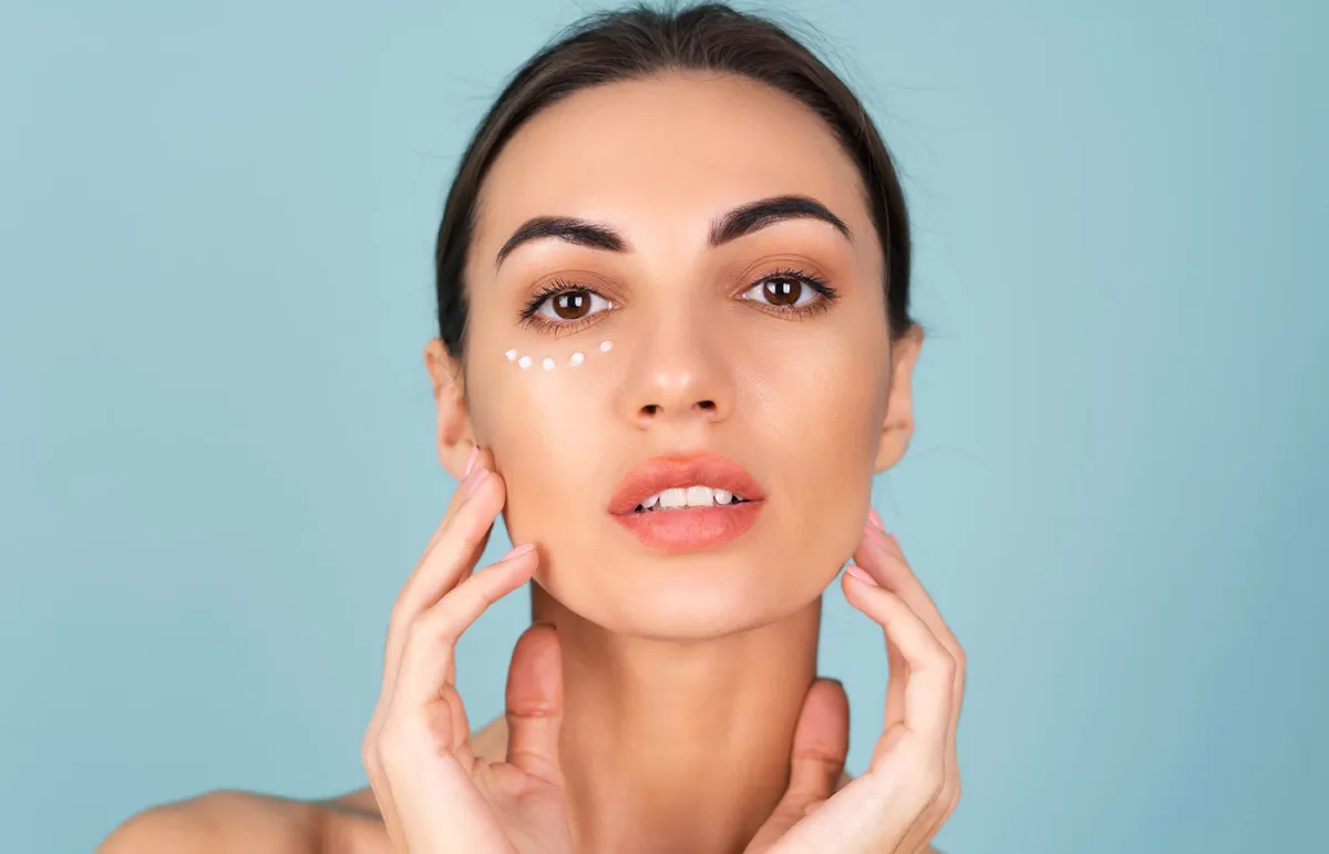 أفضل مرطب تحت العين طبيعياً