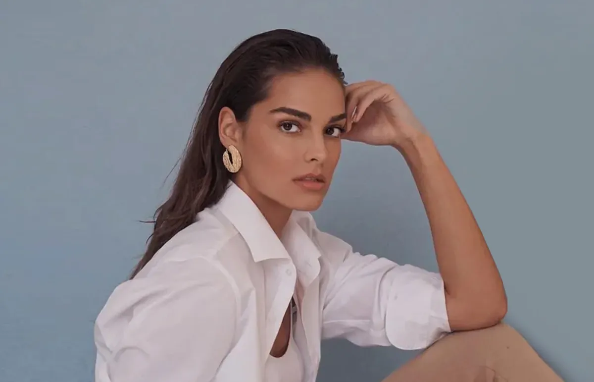 تسريحة الشعر الشعر المبلل المنسدل(الصورة من حساب alinacharova على إنستغرام) 