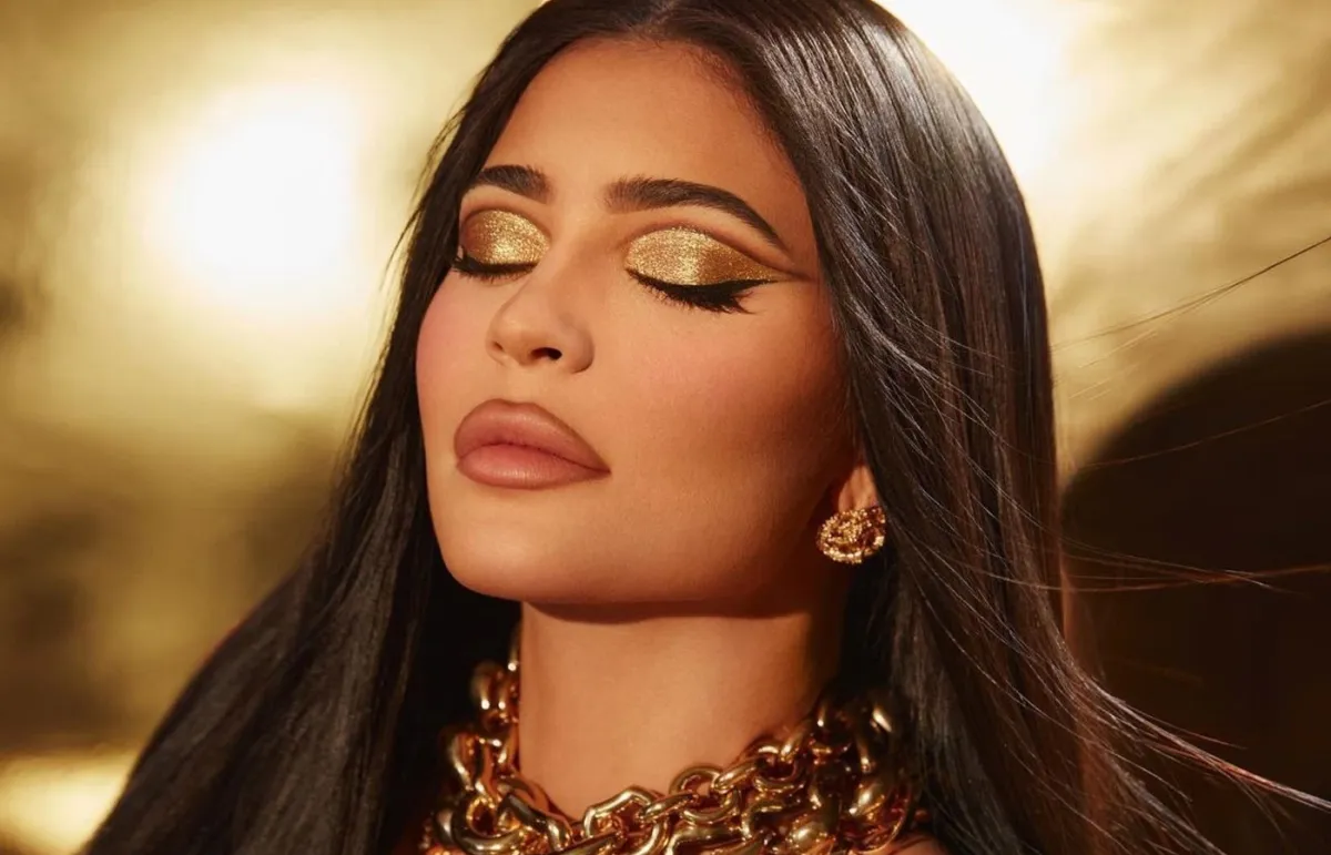 مكياج معدني جريء باللون الذهبي مع الأيلاينر البني(الصورة من حساب كايلي جينر على إنستغرام)
