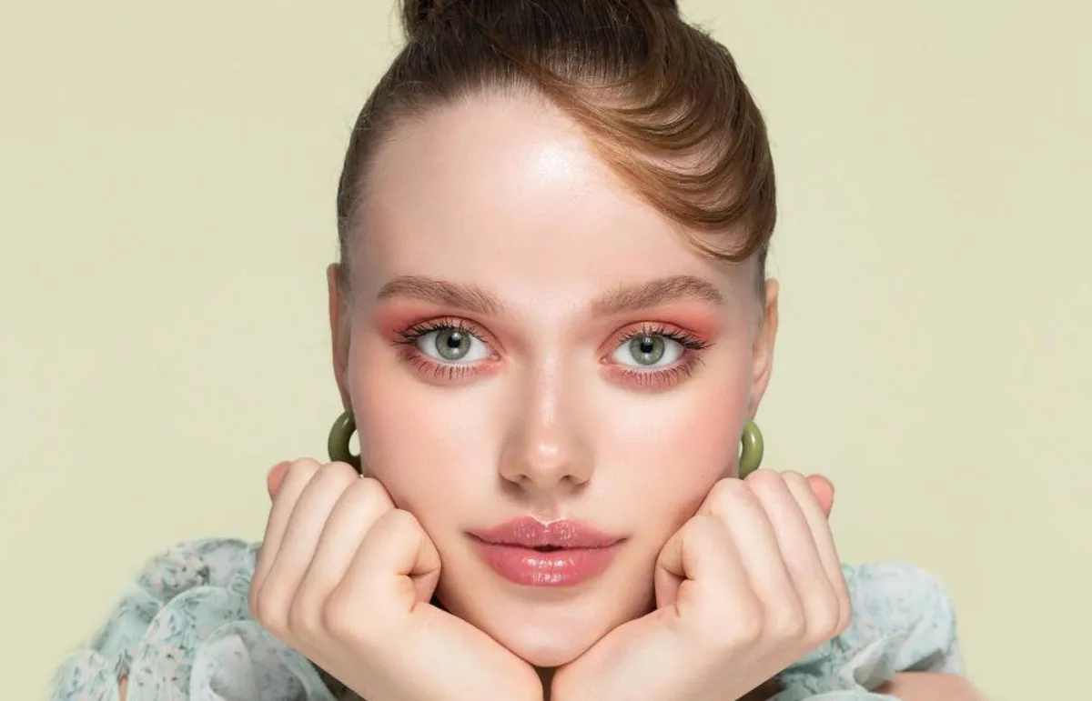 رسمات مكياج مرجانية 2022(الصورة من حساب خبيرة المكياج نوره بو عوض على إنستغرام)