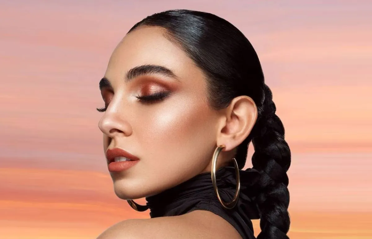 مكياج سموكي باللون الميتاليك النحاسي من وحي سلمى أبو ضيف