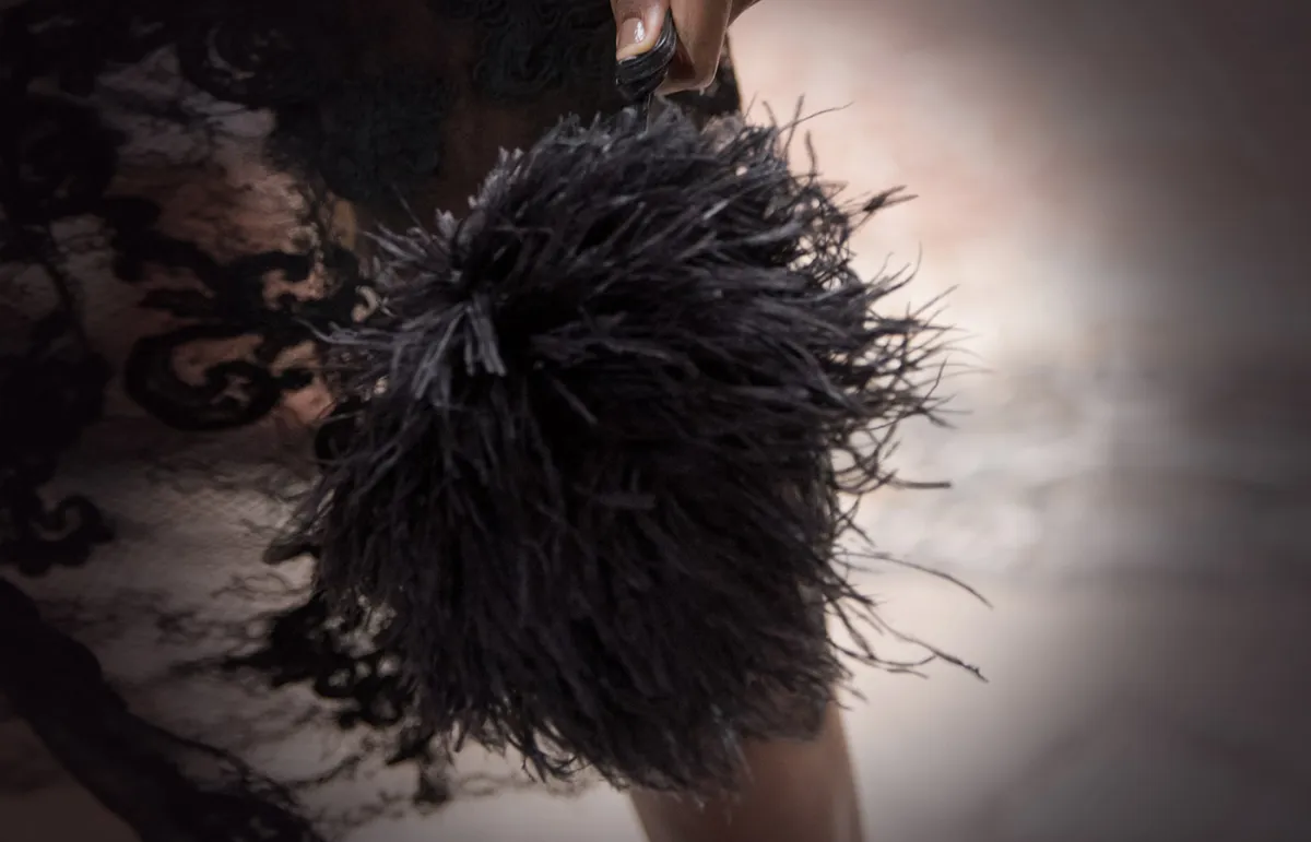 موديلات حقائب مزيّنة بالريش