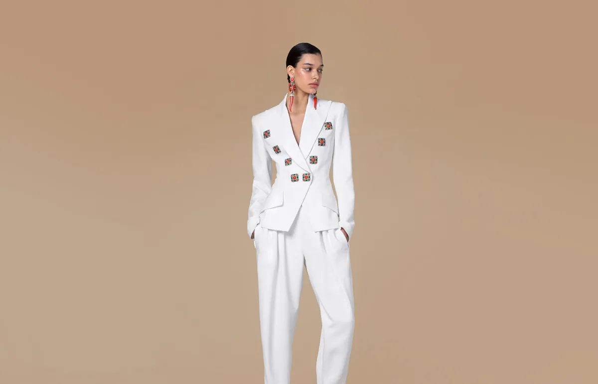 أسلوب تنسيق السروال الأبيض في إطلالات رسمية للسيدات من اندروا جين  Andrew Gn