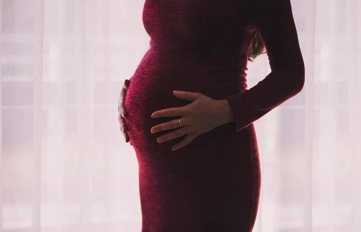 صورة لحامل في الشهر السادس