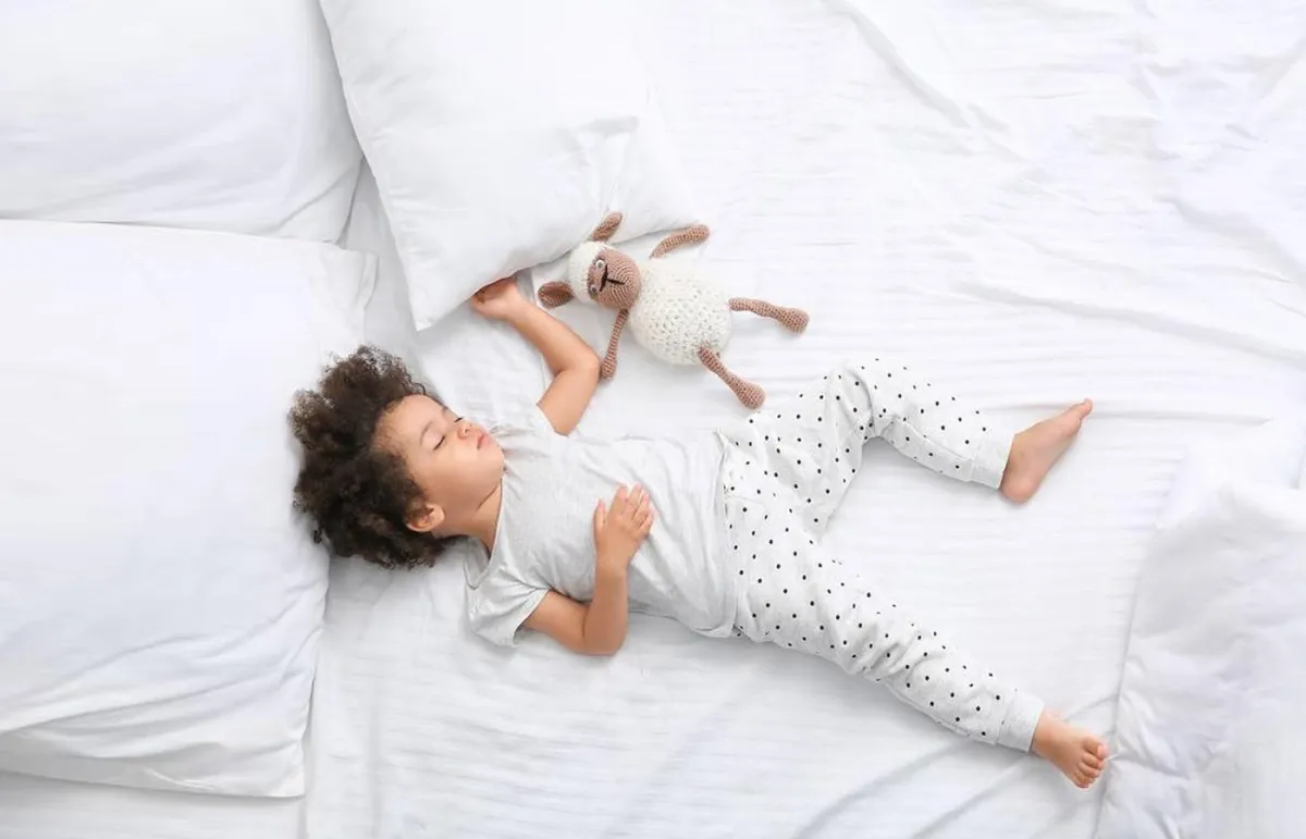 أطعمة تساعد الطفل على النوم