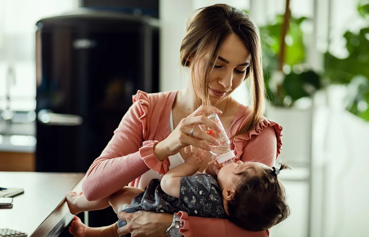 خطورة تقديم الماء للرضيع قبل 6 أشهر