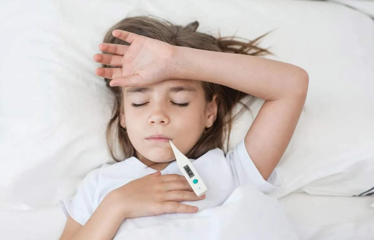 طفلة مصابة بارتفاع درجة الحرارة